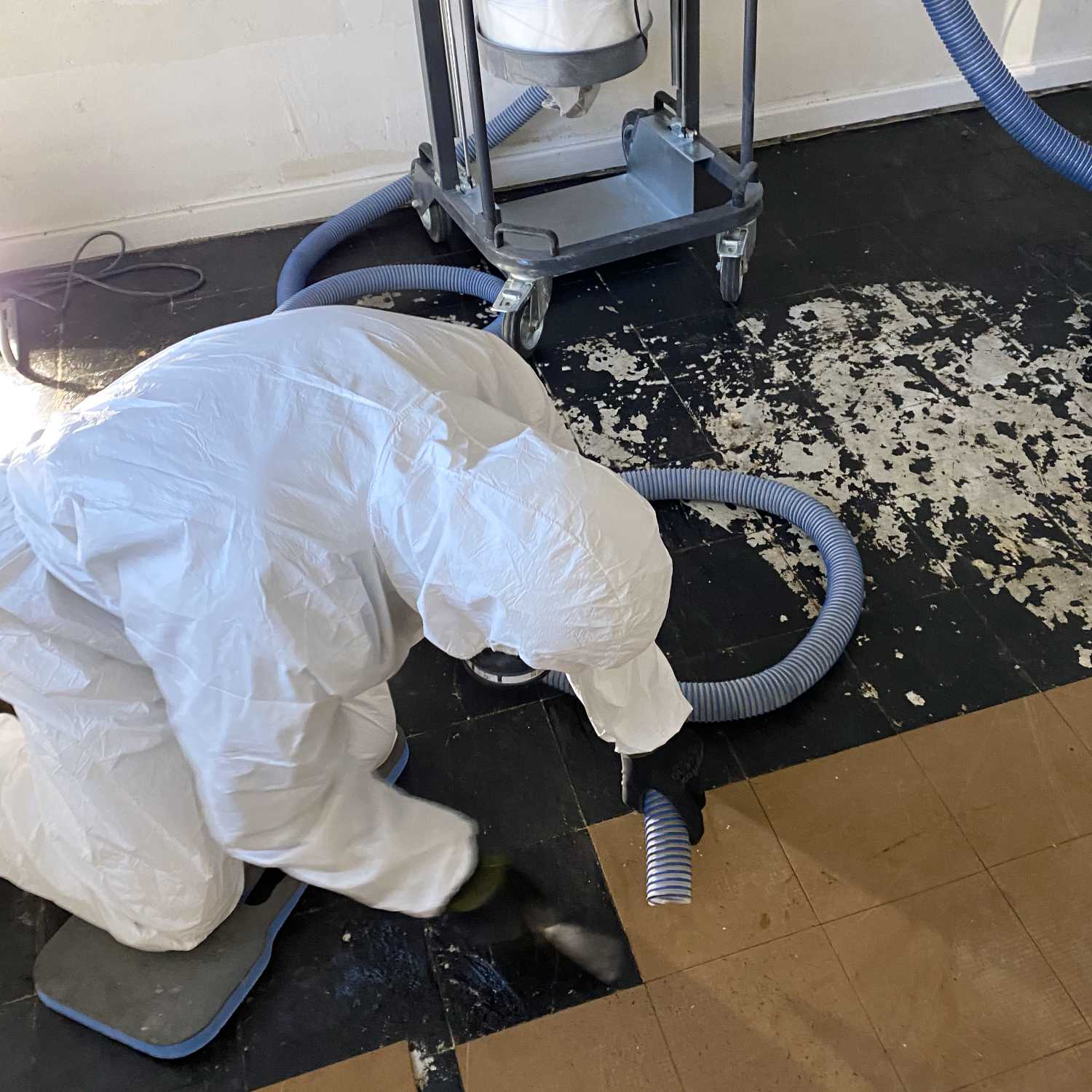 Demontage asbesthaltiger Floor-Flex Platten durch Asbestsanierung RheinMain